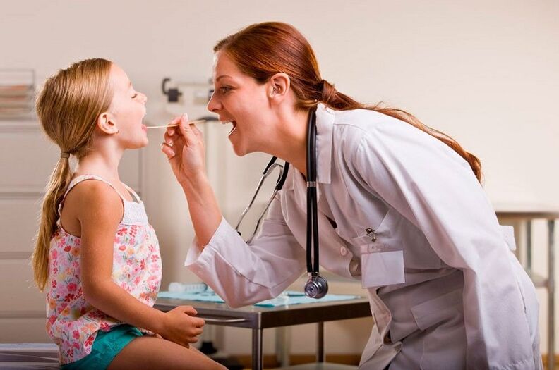 examen d'un enfant atteint de papillome dans la bouche
